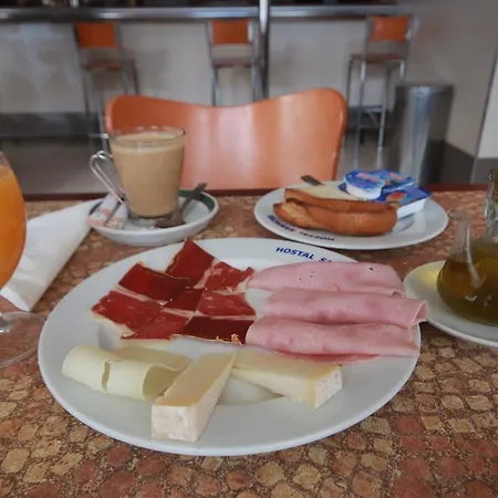 Hostal Sanpatiel Гостевой дом Польентес